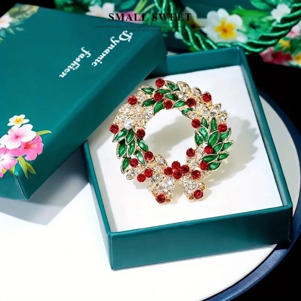 By Daisy Festive Goldtone Green and Red Wreath Brooch NWOT
